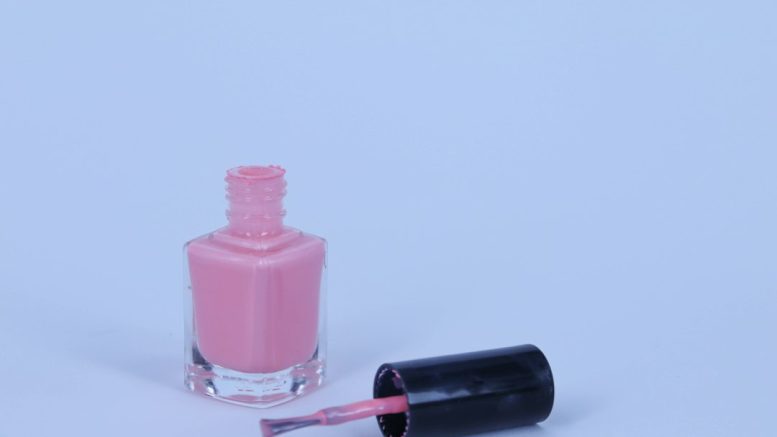 Un nail art graphique fait maison, du ruban adhésif au top coat